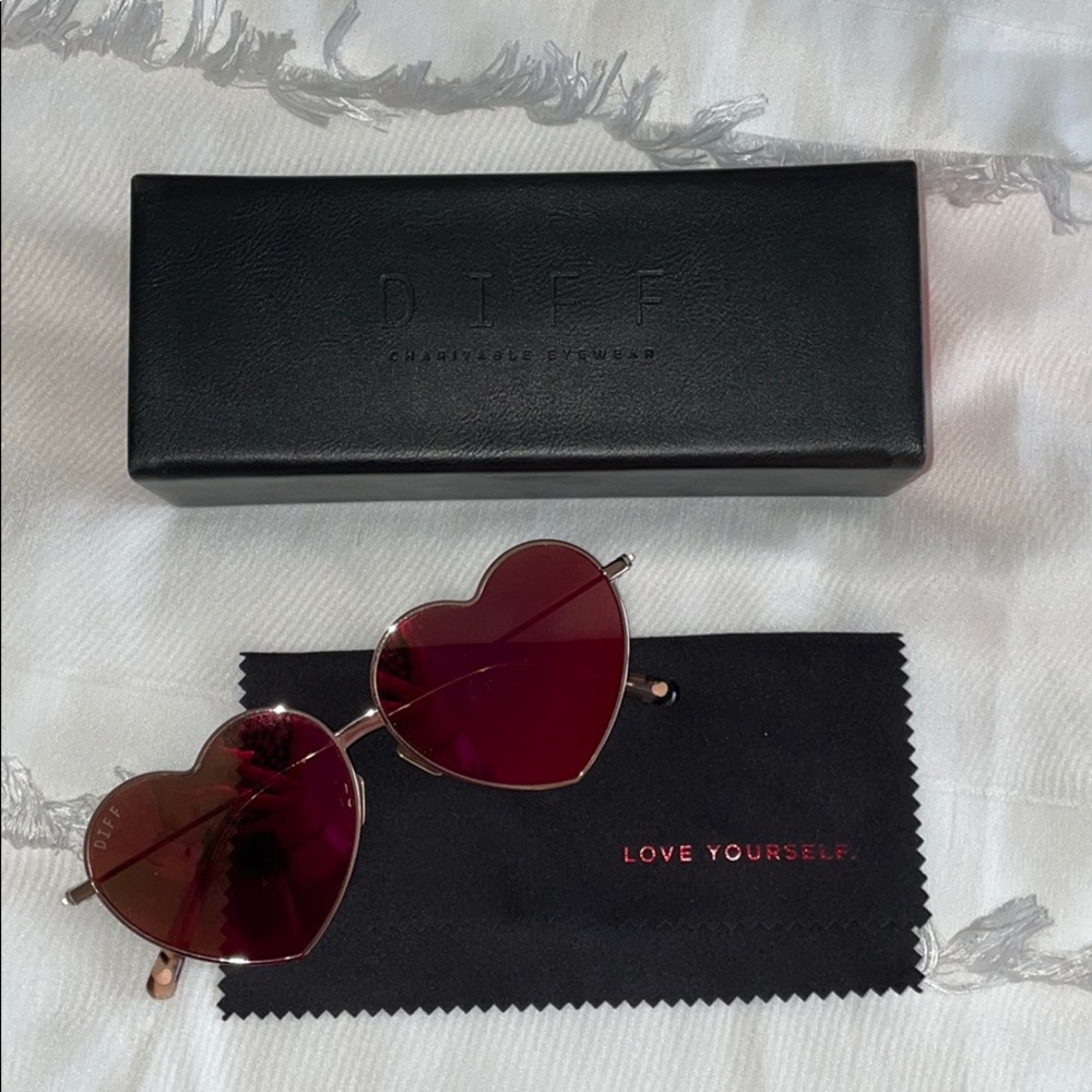 DiffEyewear Pink Heart Sunglasses
